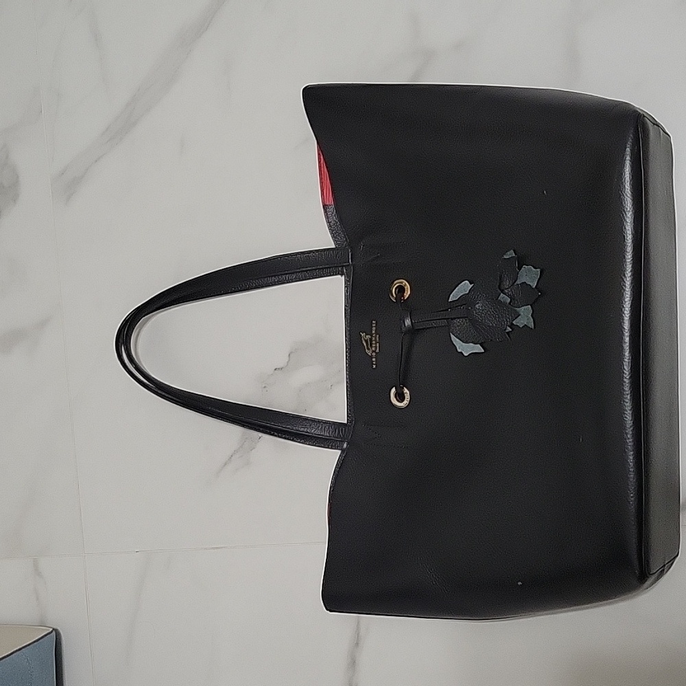 Black leather Tote bag by Mario Hernandez